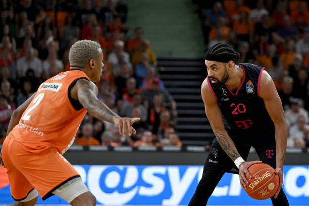 坚持己方估 坚持己方估